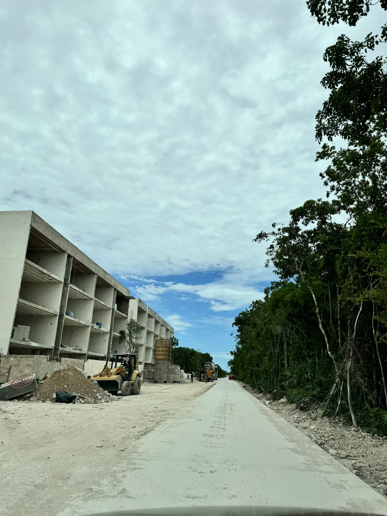 Camino de acceso en obra dentro de un desarrollo en construcción