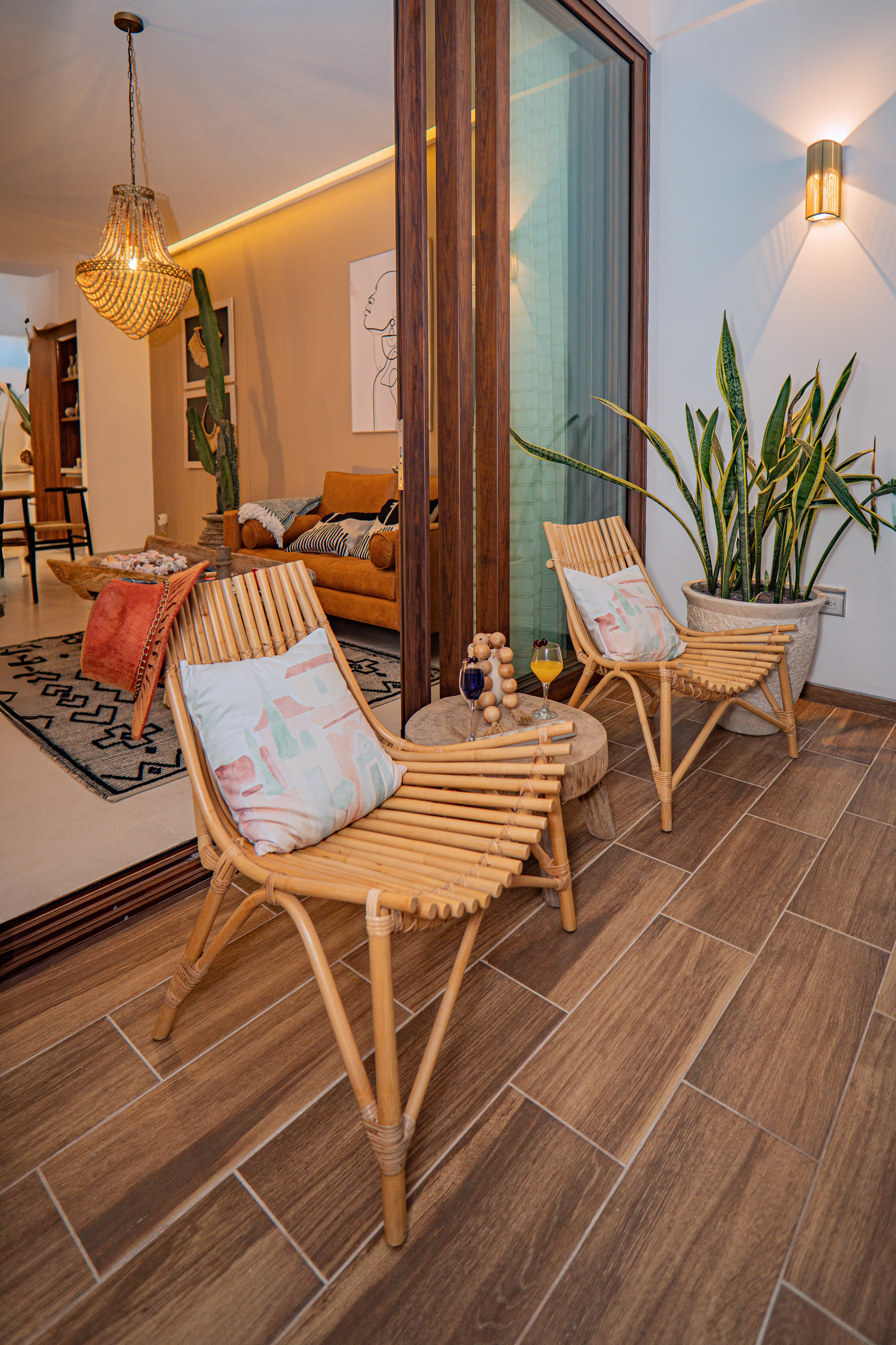 Terrace with rattan chairs at Bosques Roble