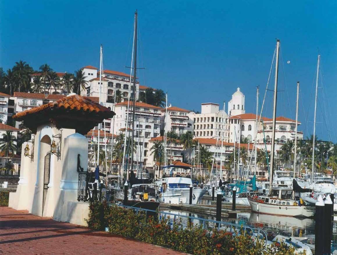 Floating docks at Puerto de la Navidad marina