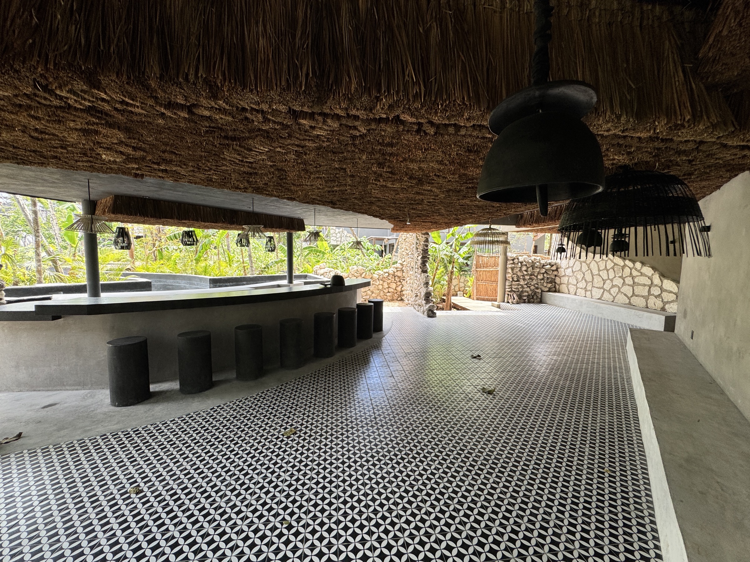 Finished palapa-roofed bar area at Siwá Élevé