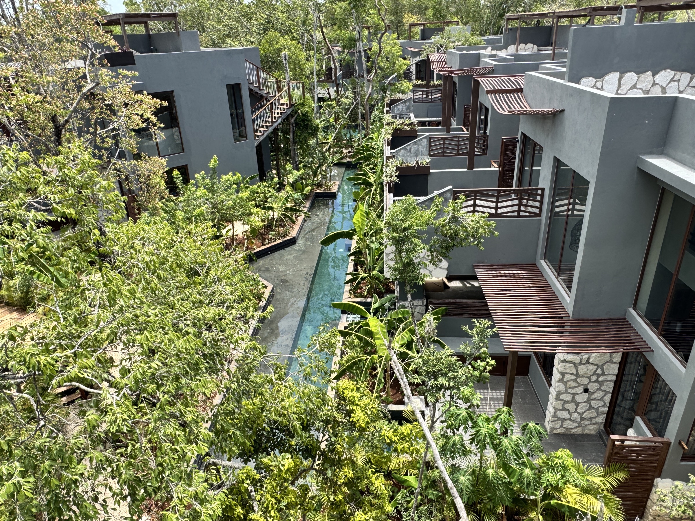 Elevated view over the canal running between two rows of Siwá Élevé blocks