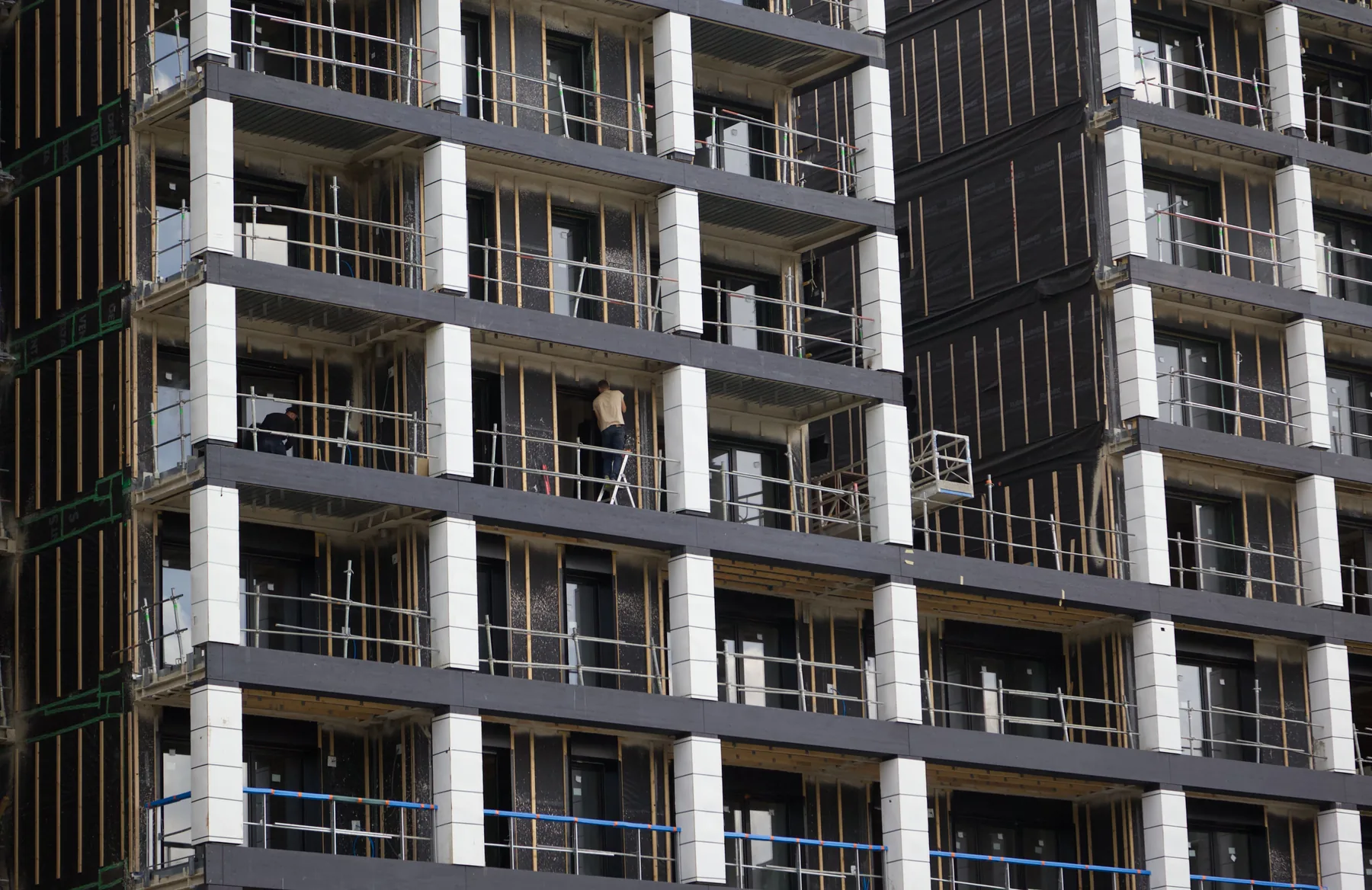 Torre en obra con estructura expuesta y grúa