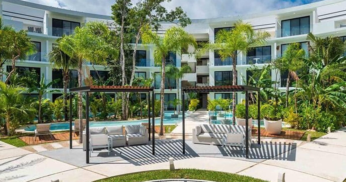 Central Park Lagunas, La Veleta, Tulum: the development’s central pool and curved building façade