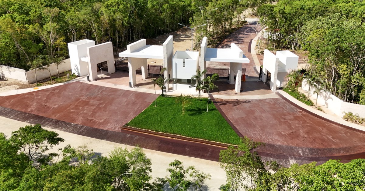 Photograph of the lap pool and gym building at the Senderos club house, Ciudad Mayakoba