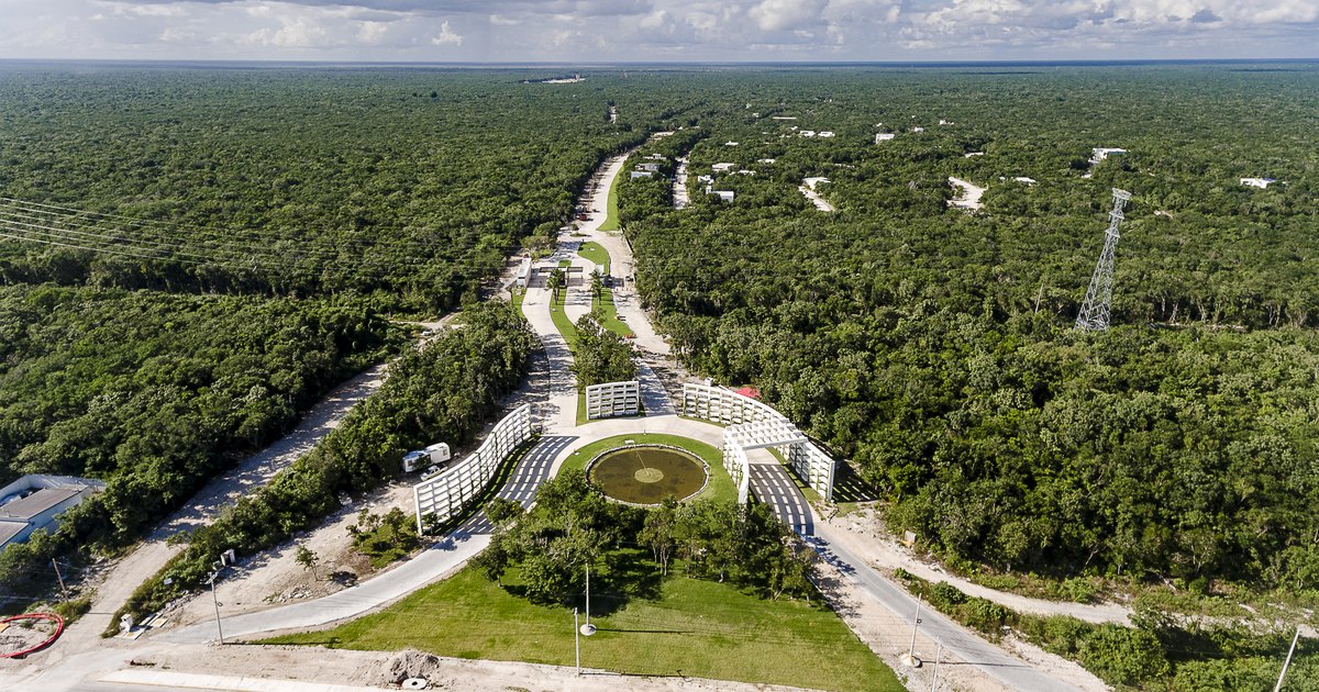 Aerial photograph of the Xpu-Ha coastline and the Oasis access road, Quintana Roo